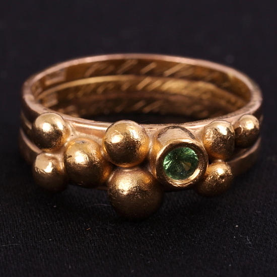 RING, guld med grön sten, 20K, vikt 12,1 gram.