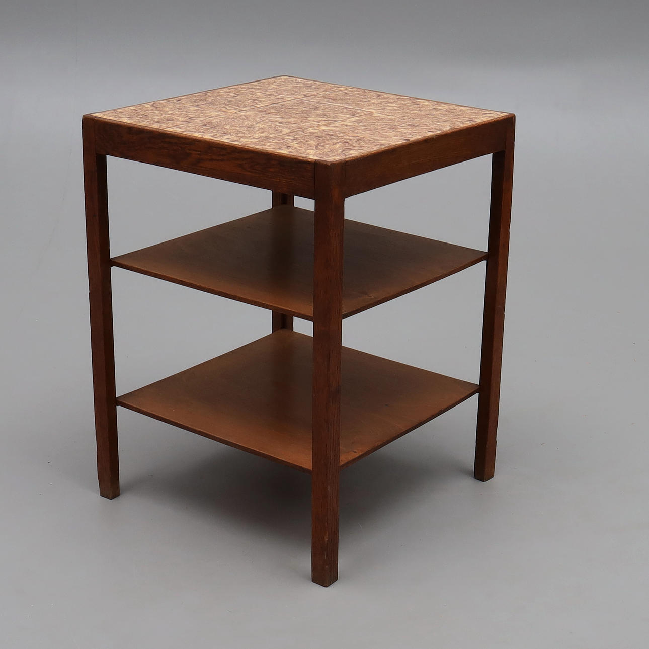 Ein Kacheltisch aus den 1960er/70er Jahren.