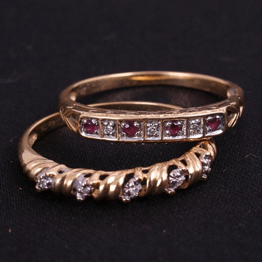 RING med stenar, 2 briljanter, 2 st, 18K, bruttovikt 3,5 gram.