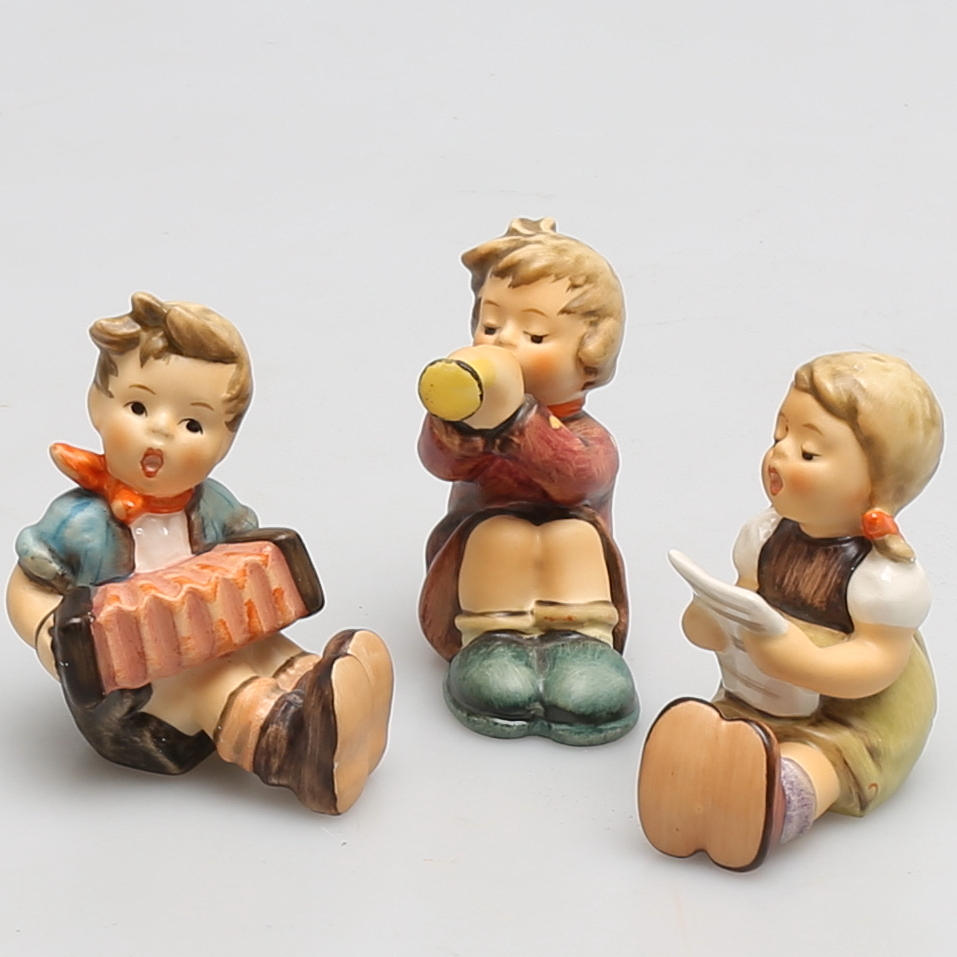 FIGURINER i porslin, 3 st, sittande barn, Goebel, Tyskland.