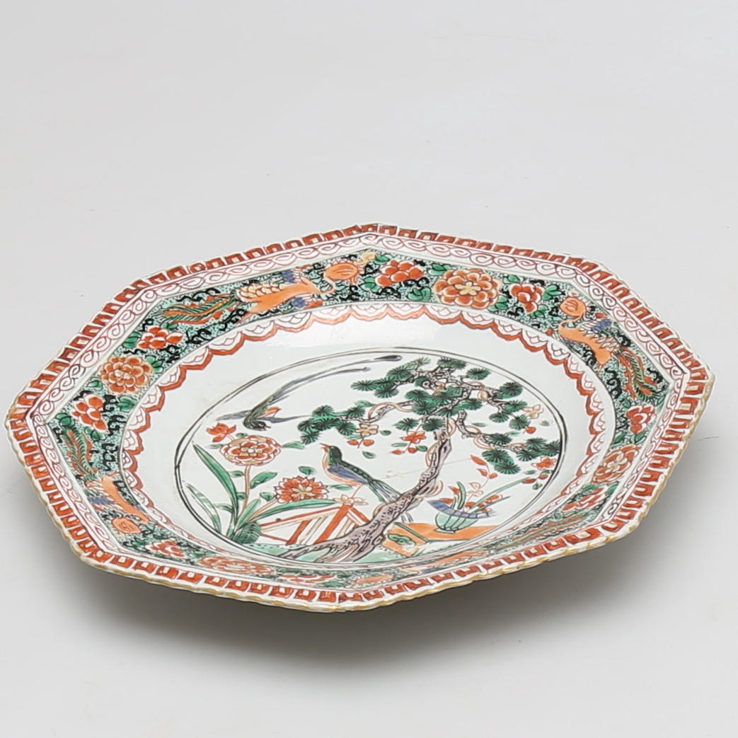 OKTAGONAL TALLRIK i porslin, famille verte, Kangxi, omkring 1700.