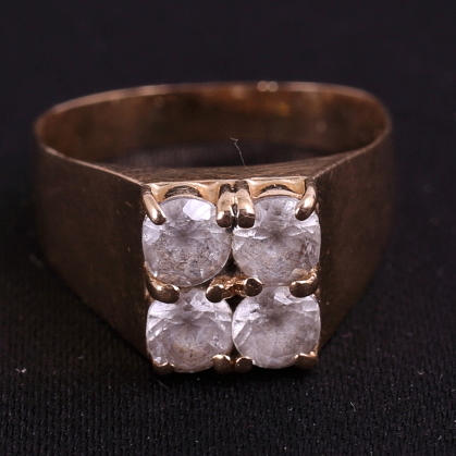 RING, guld, med 4 stenar, bruttovikt 2,8.
