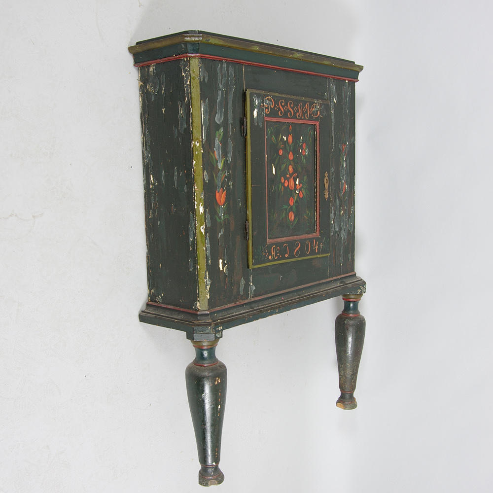 SKÅP PÅ 2 BEN, allmogemålat, daterat 1804.