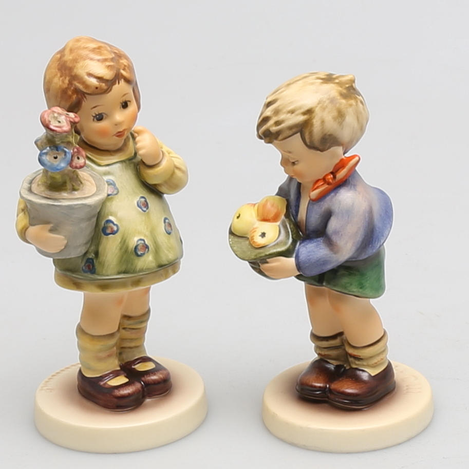 FIGURINER i porslin, 2 st, Maria Innocentia Hummel, Goebel, Tyskland.