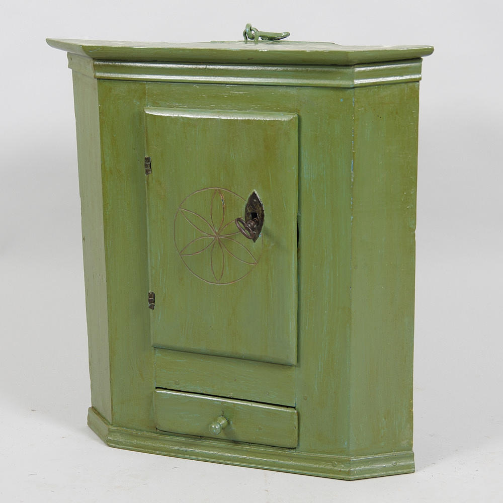 HÖRNSKÅP, grönmålat, 1700/1800-tal.