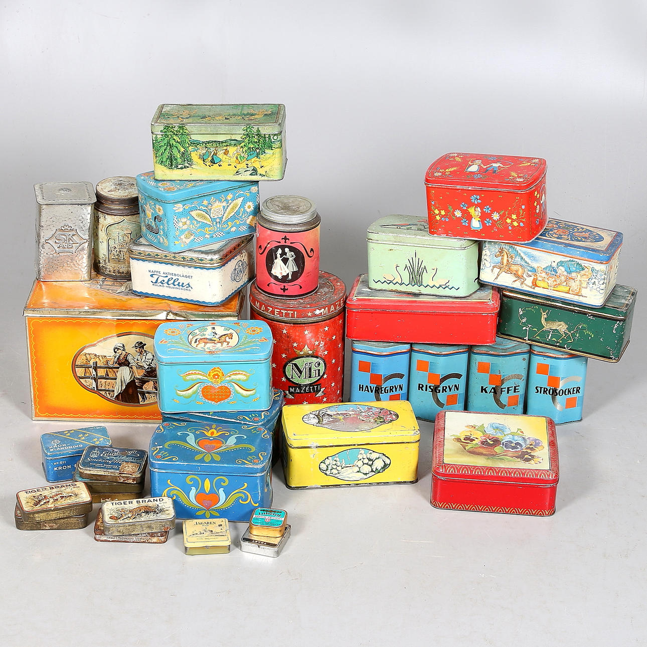 PLÅTBURKAR, 1900-talets första hälft.