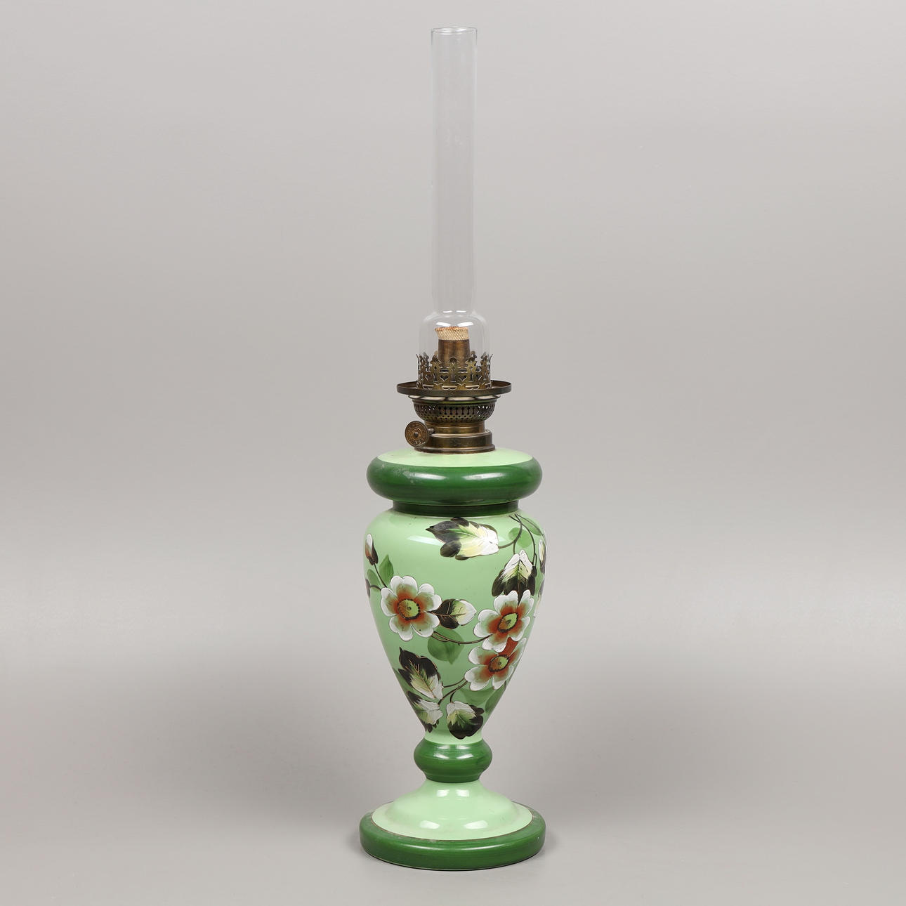 EINE COUCHTISCHLAMPE AUS MESSING/GLAS, 1800/1900.