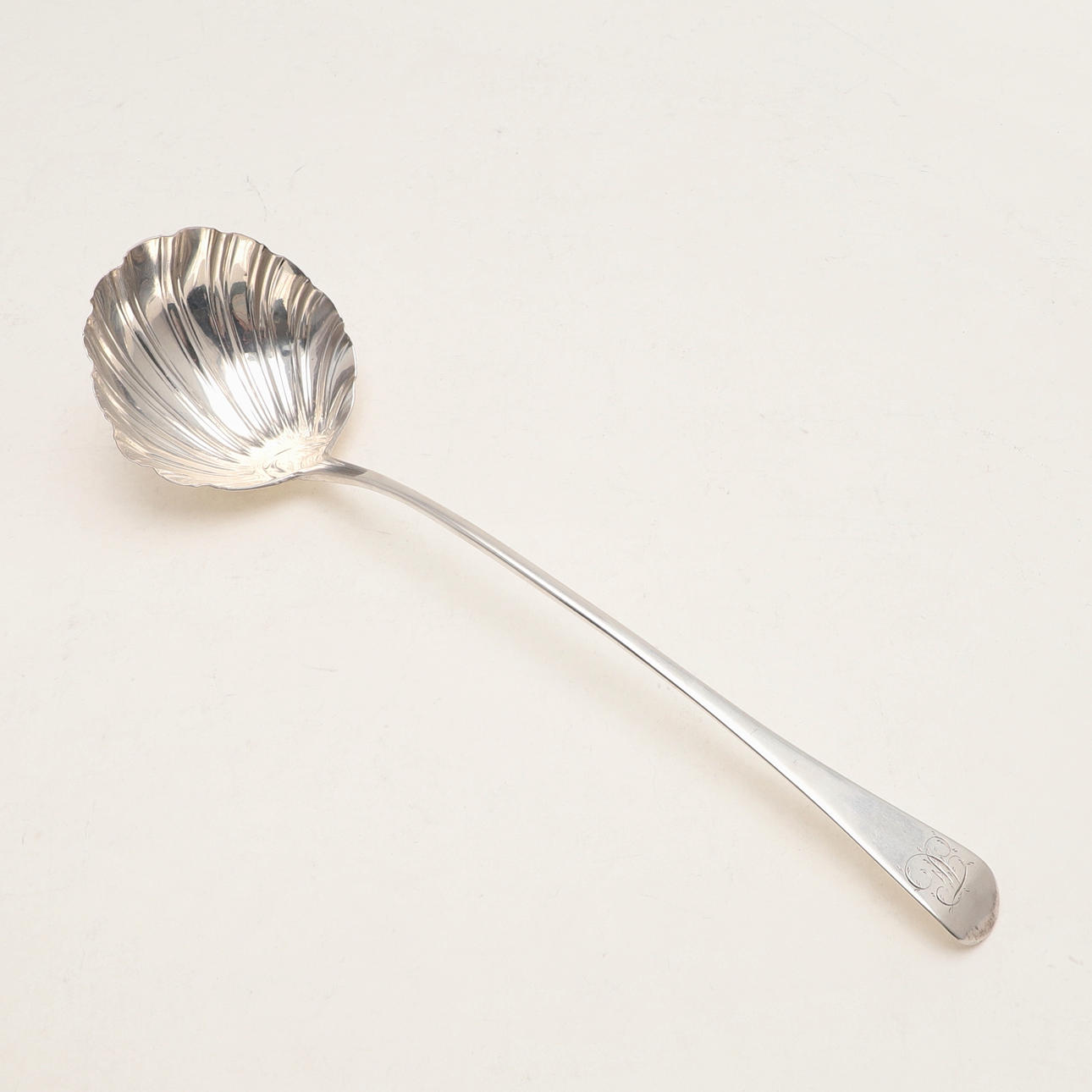 EN GEORGE III GAMLE ENGELSK MØNSTER SUPPE-SKE.