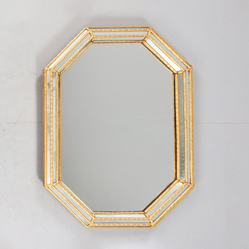 Ein Spiegel, achteckiger Rahmen, Jahr 2000.