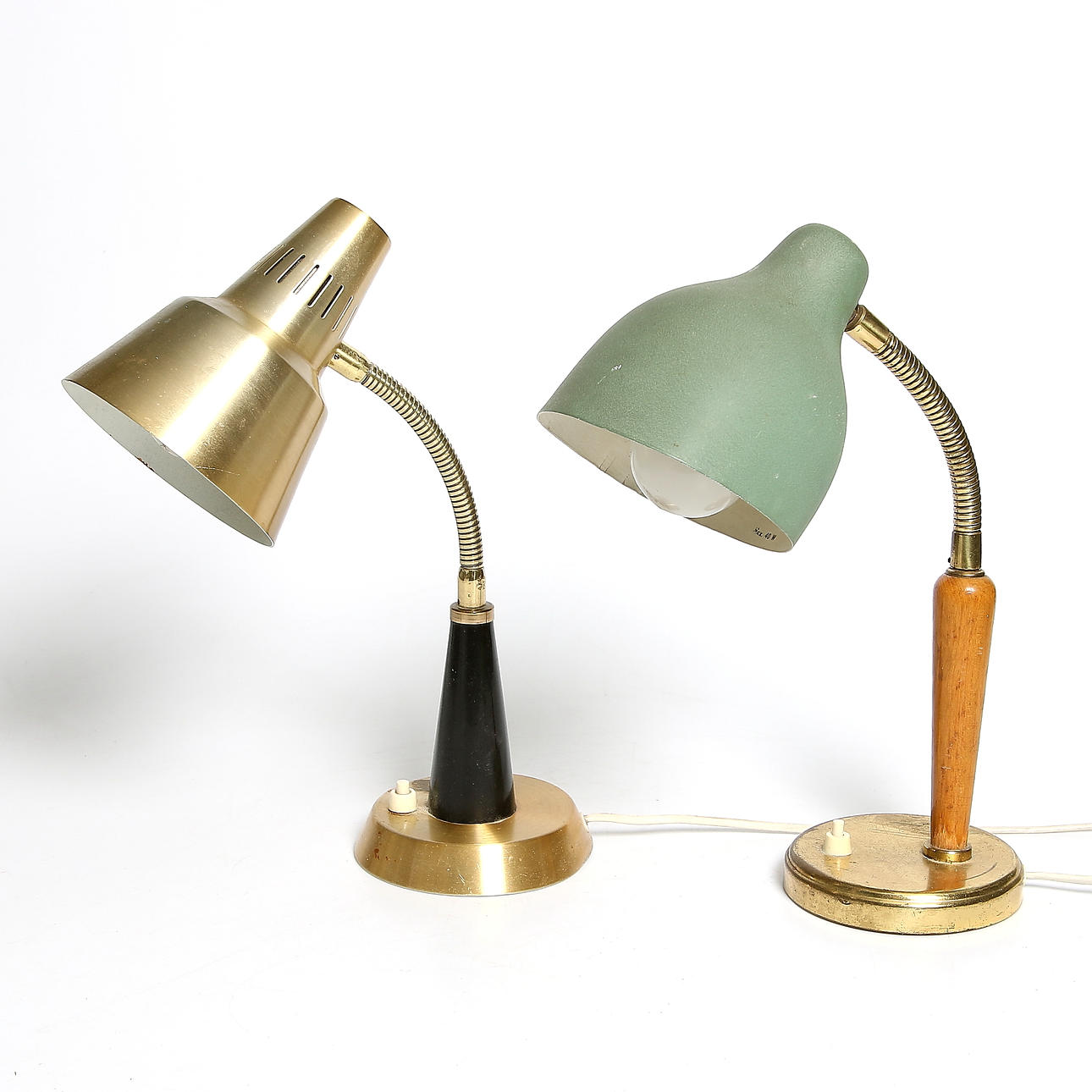 BORDSLAMPOR, 2 st, metall och teak. 1950/60-tal.