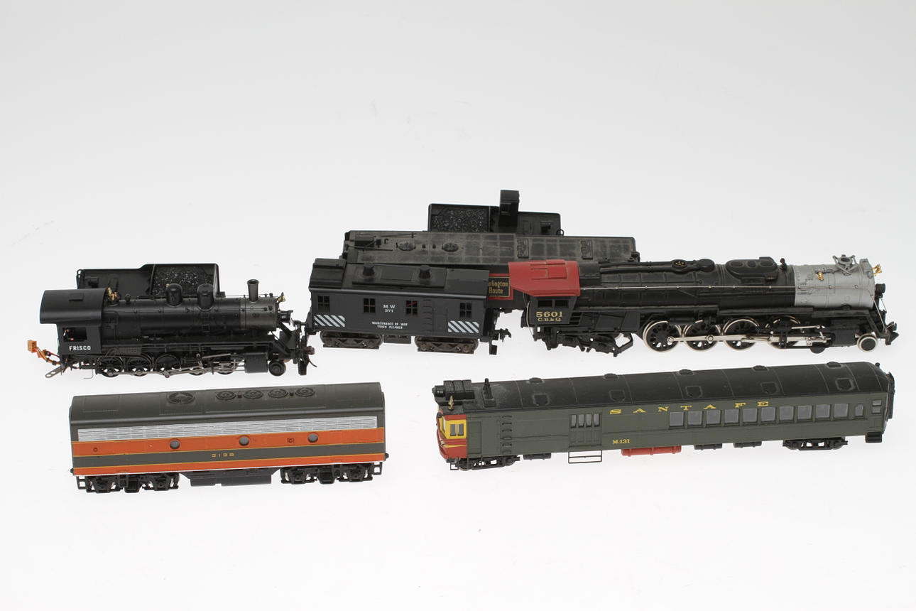 MODELLTÅG BACHMANN 2 ånglok med tender, motordel diesellok, rälsbuss och redskapslok.