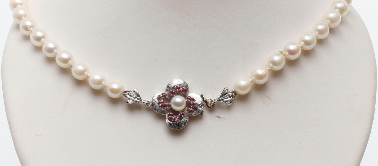 PÄRLCOLLIER, silverlås.