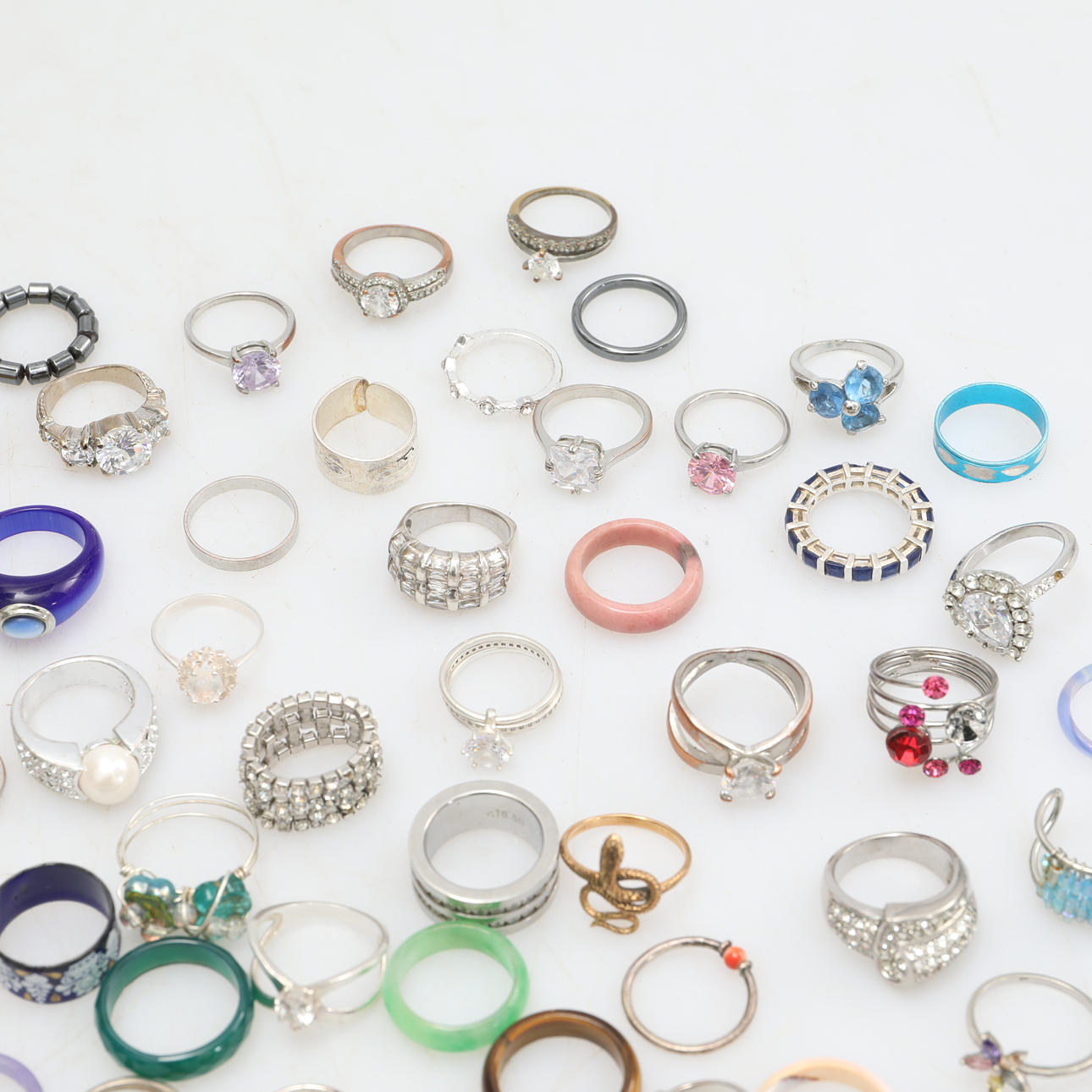 RINGAR, parti, olika material,ca 260 stycken.