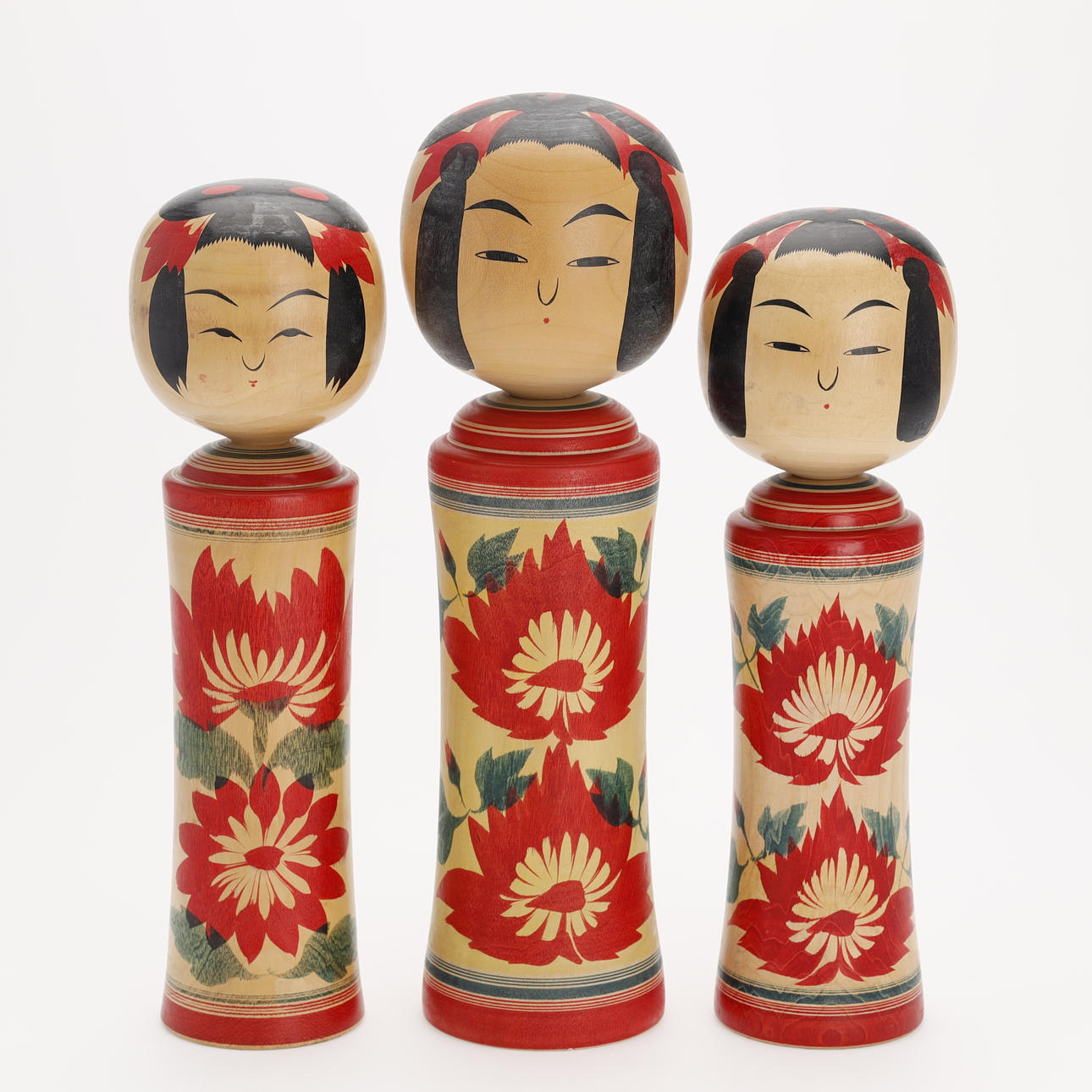 Tre vintage japanska Kokeshi dockor, trä, Japan. Asiatika - Auctionet