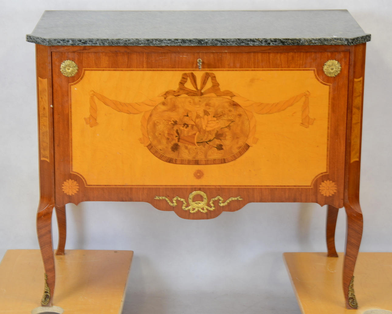 BYRÅ MED STENSKIVA, schatull, olika träslag, intarsia, gustaviansk stil, 1900-tal.