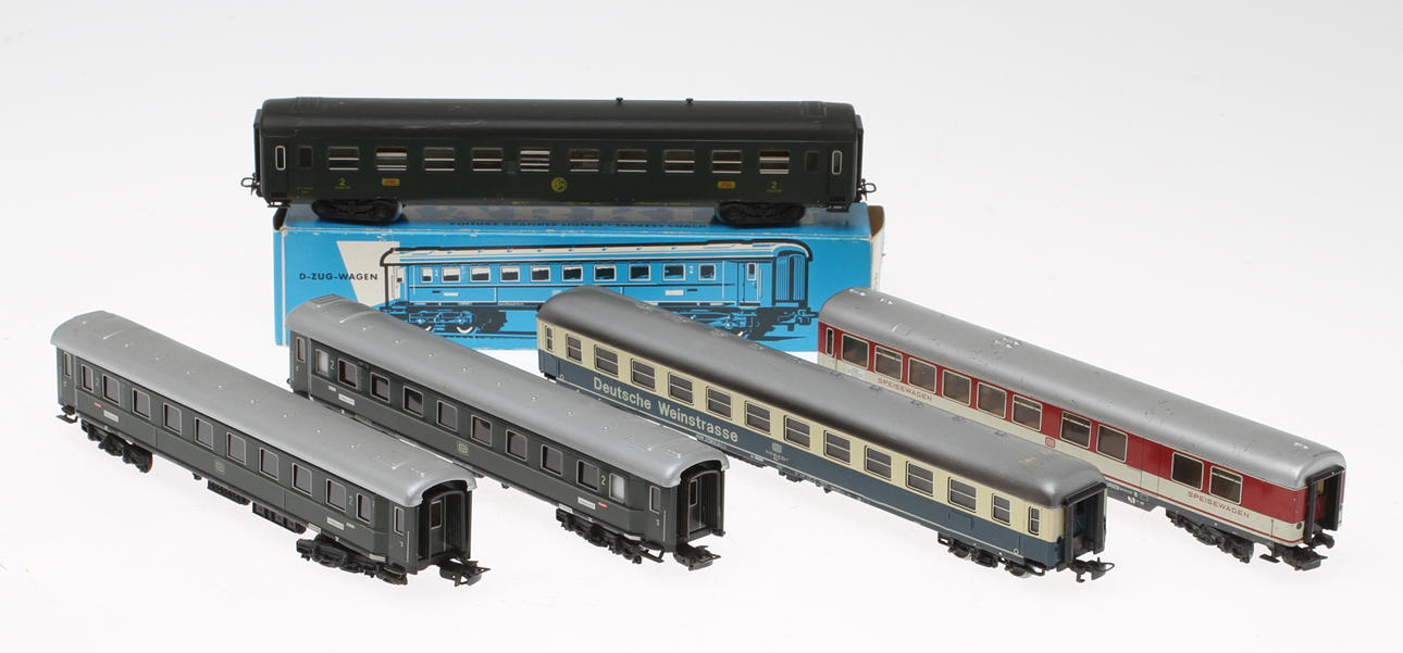 MODELLTÅG MÄRKLIN 5 personvagnar. En i originalkartong.