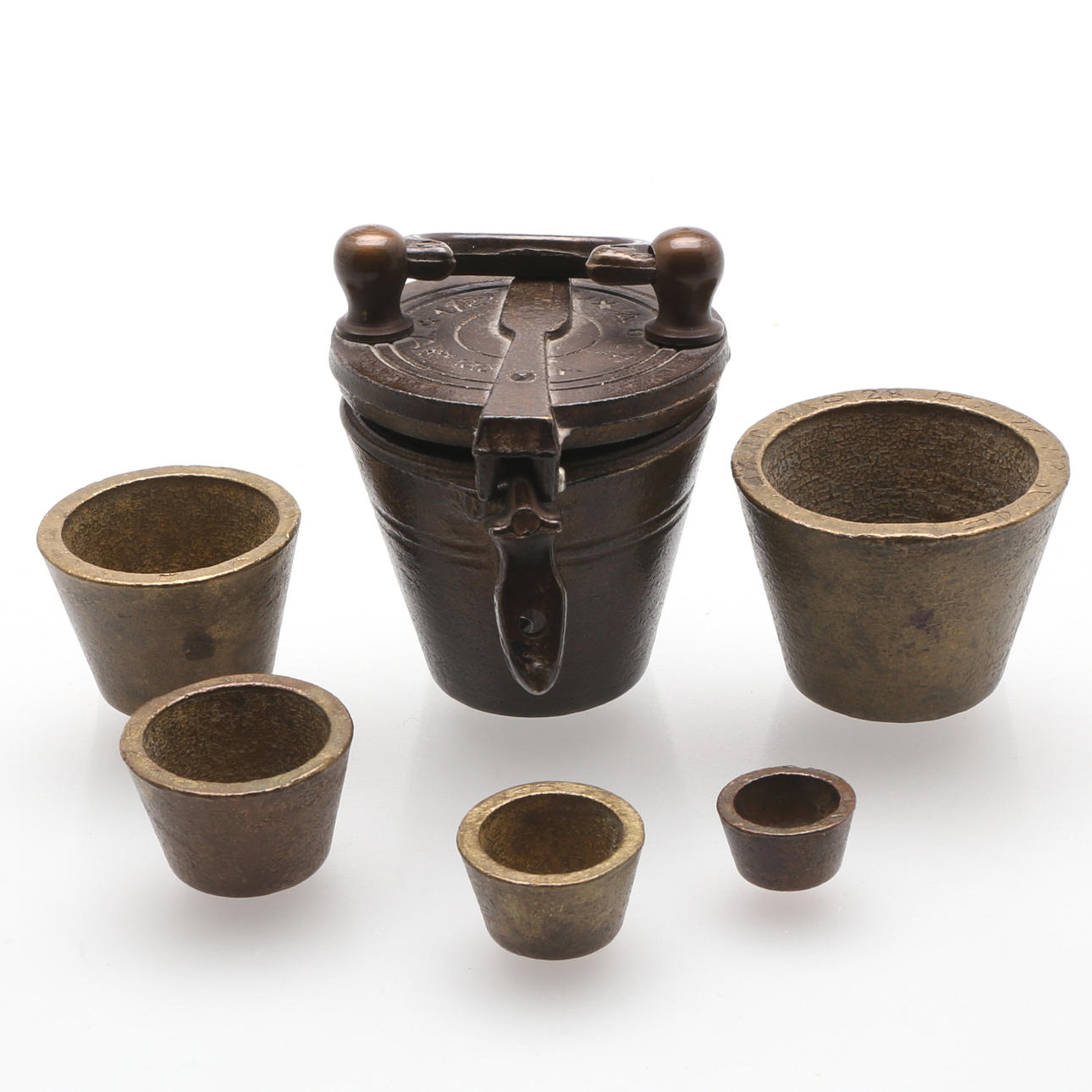 VIKTSATS, 6 delar, mässing, bär datering 1723.