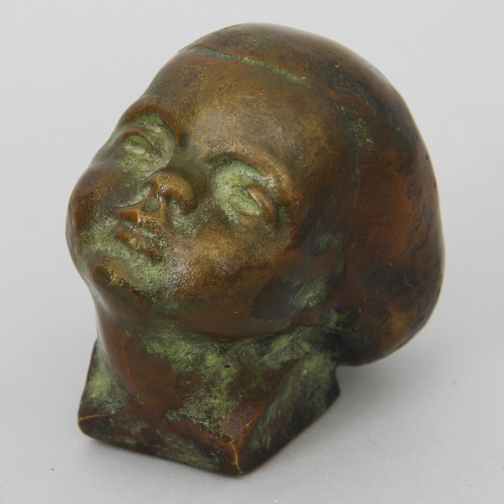 HELGE HÖGBOM. Skulptur, flickansikte, patinerad brons, signerad h W Högbom.
