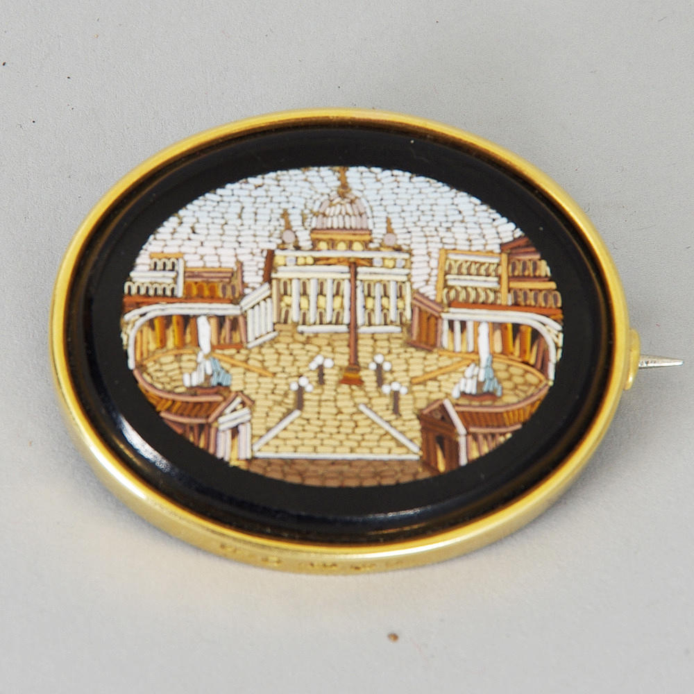 BROSCH, 18 K guld med mosaikdekor av S:t Petersplatsen i Rom.
