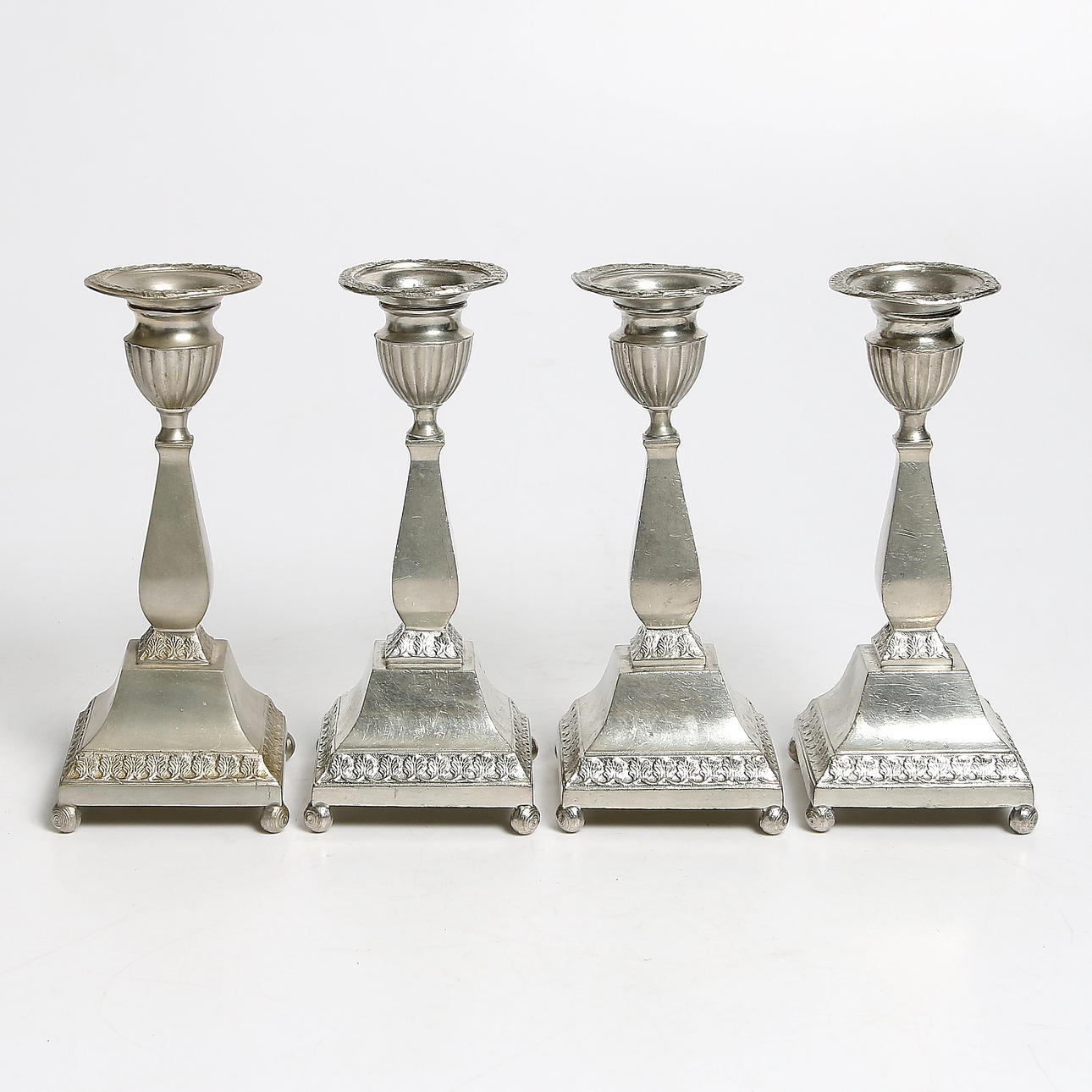 ERNST SVEDBOM. Hovjuvelerare, Ljusstakar, 4 st tenn, Vetlanda. 1900-tal.