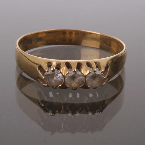 RING, guld 18K med 3 simulanter, totalvikt 2,7 gram.