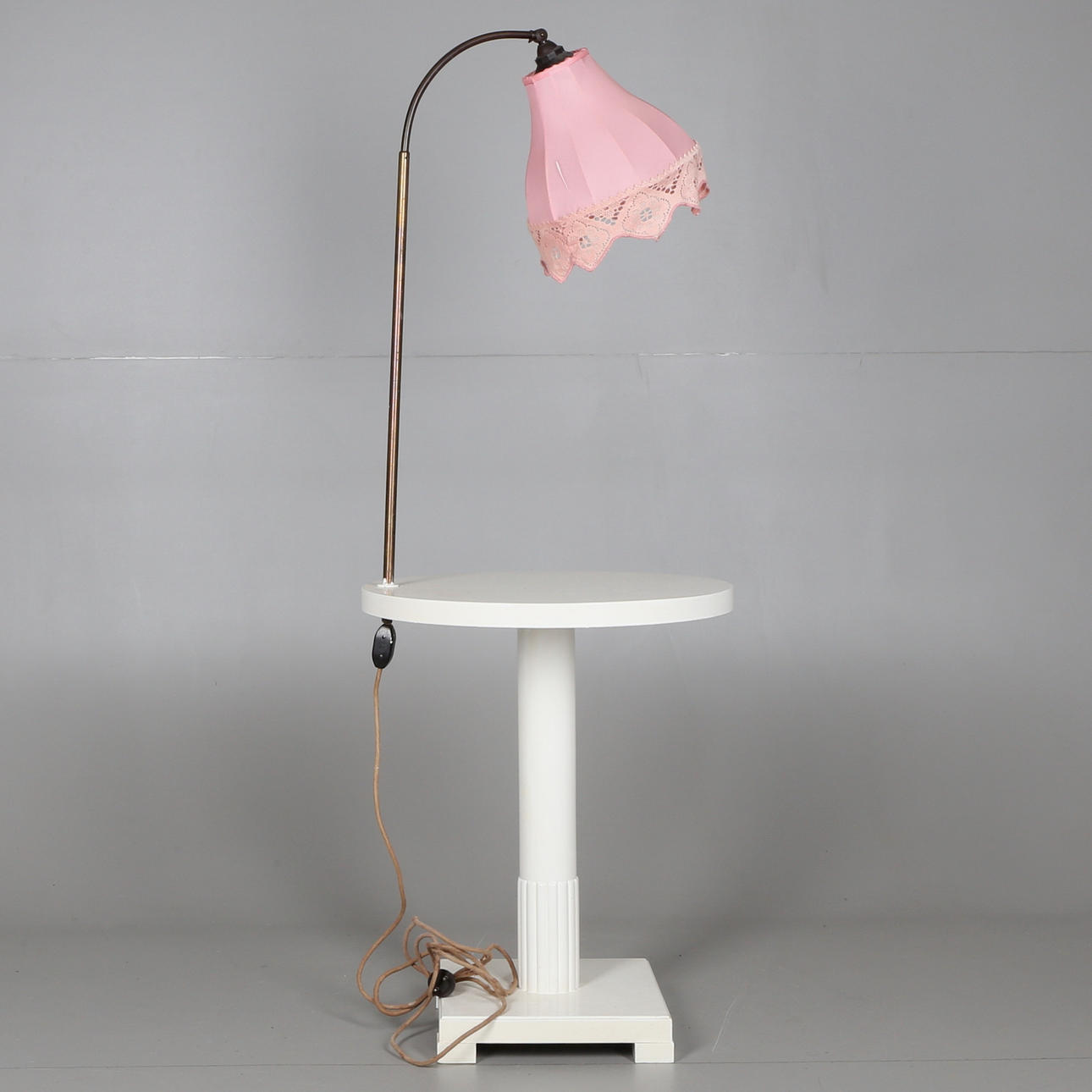 PELARBORD med BORDSLAMPA, 1900-tal.