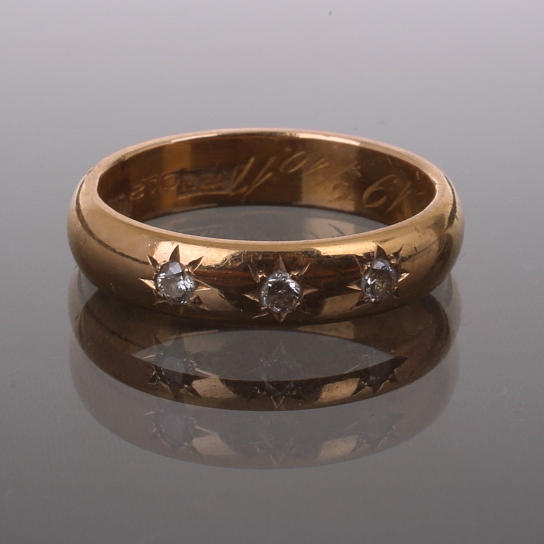 RING, guld 18K, med tre briljanter totalt 0,12 ct, totalvikt 5,4 gram.