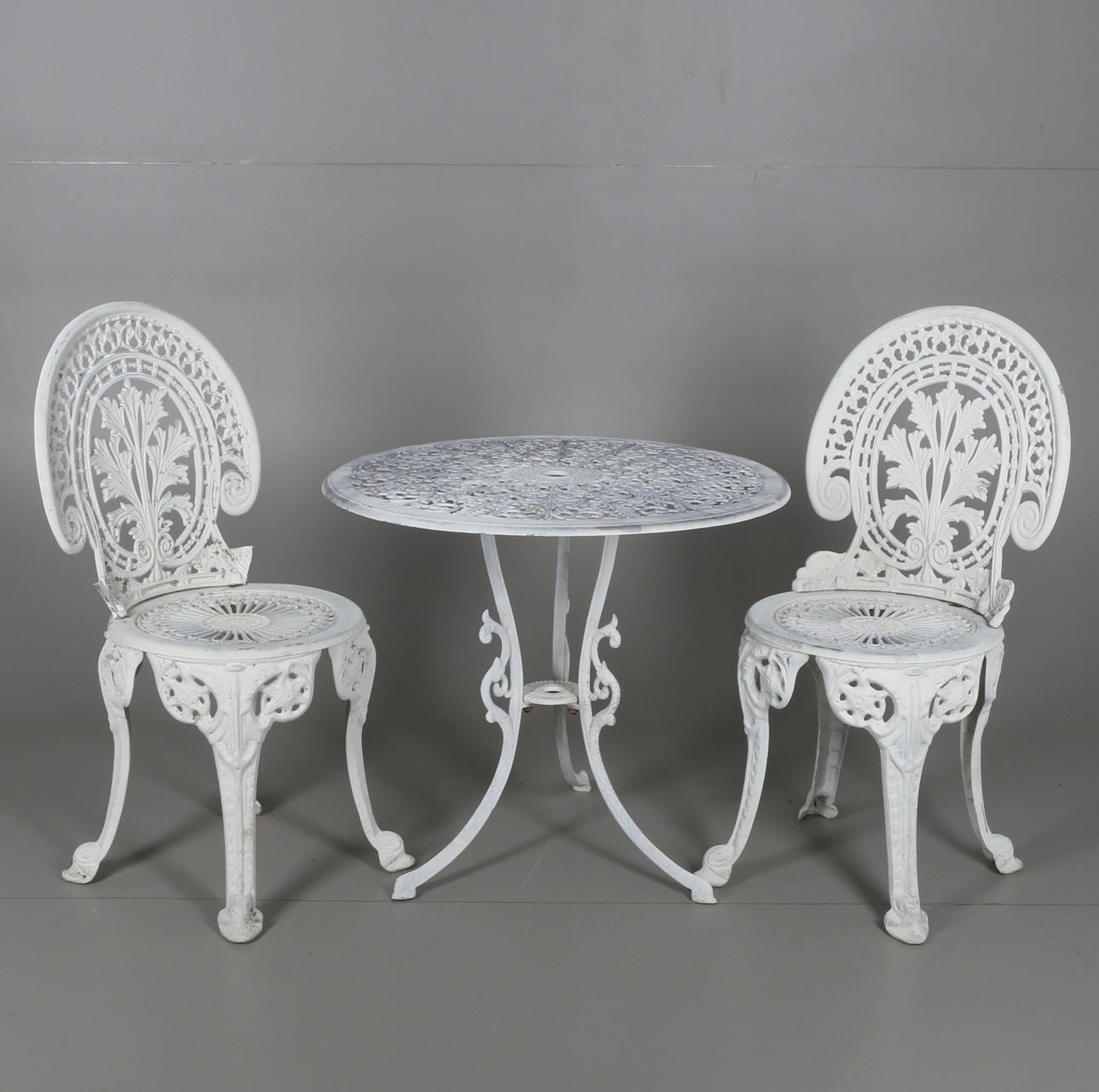 TRÄDGÅRDSGRUPP, 3 delar, vitmålad lättmetall, 1900-tal.