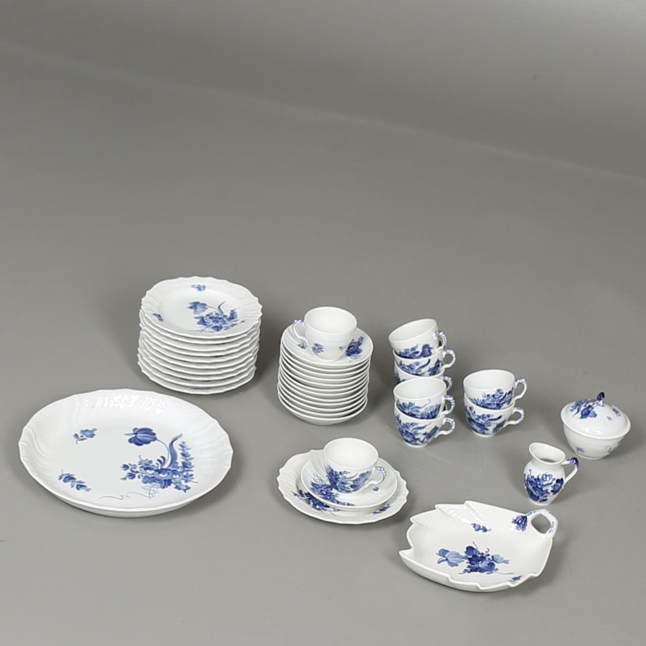 KAFFESERVIS i porslin, 37 delar "Blå Blomst" Royal Copenhagen, Danmark.