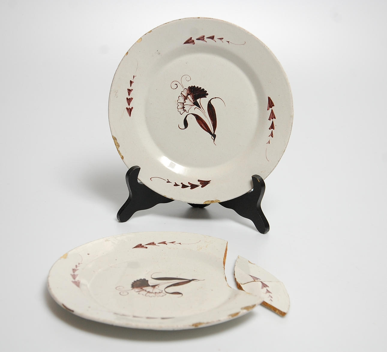 TALLRIKAR, 1 par, fajans 1700-tal.