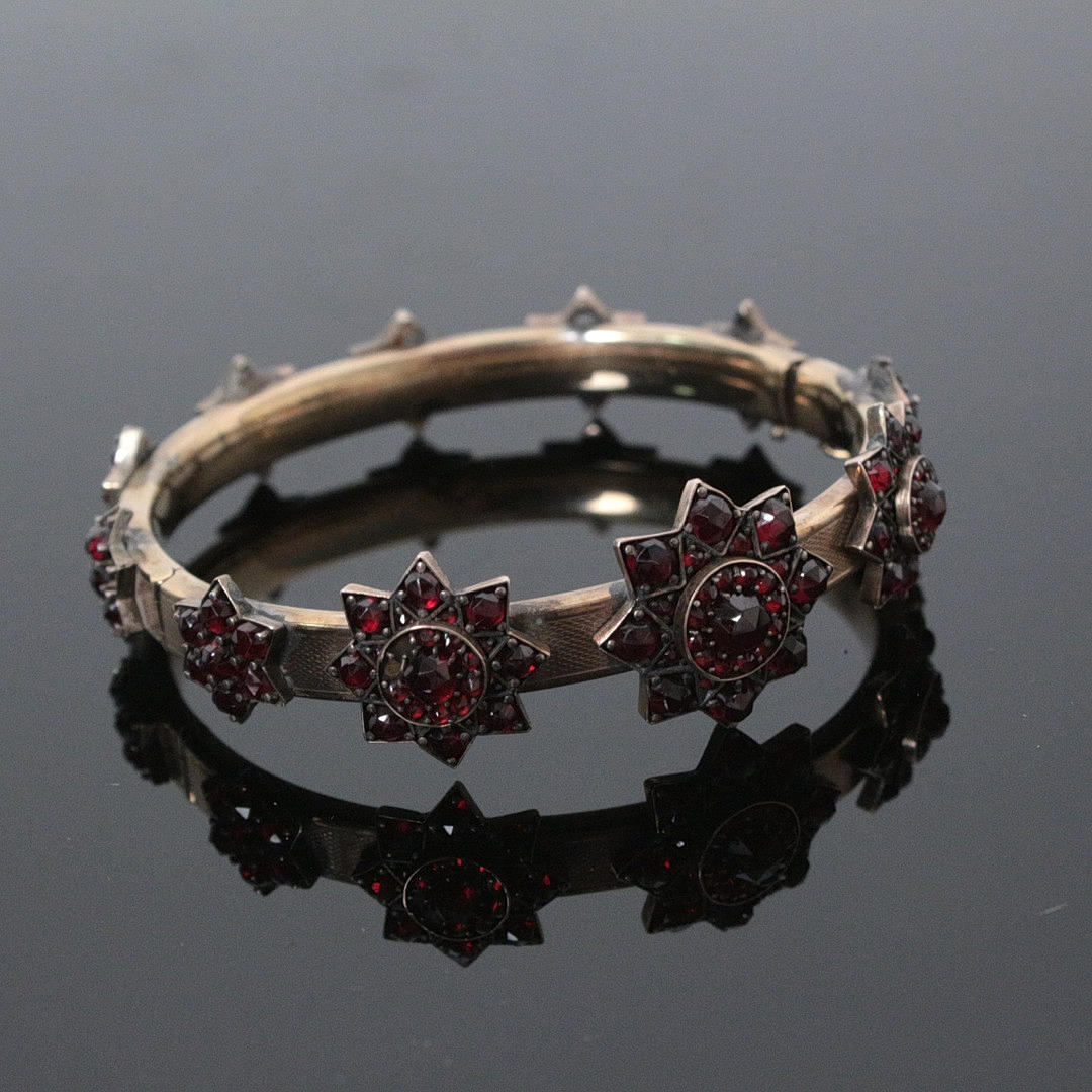 Bracelet with Bohemian garnet, 333 gold.