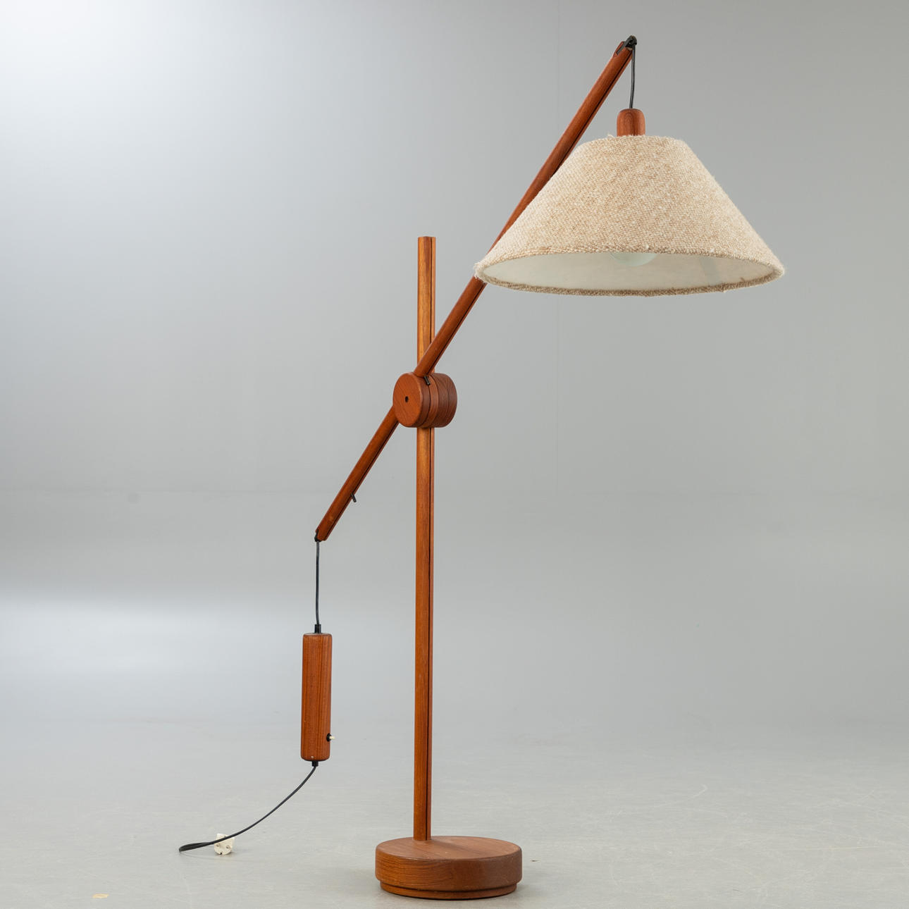 Lámpara de pie de teca con contrapeso. Dinamarca, 1970.