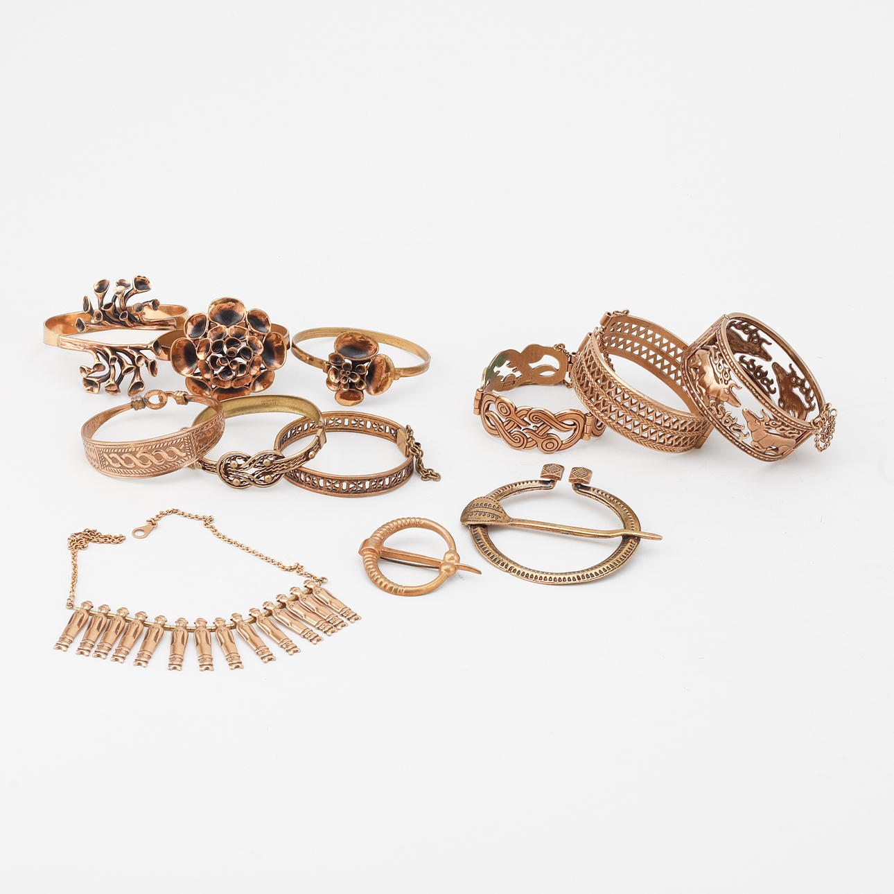 BRONZESCHMUCK, 13 Stück, Finnland.