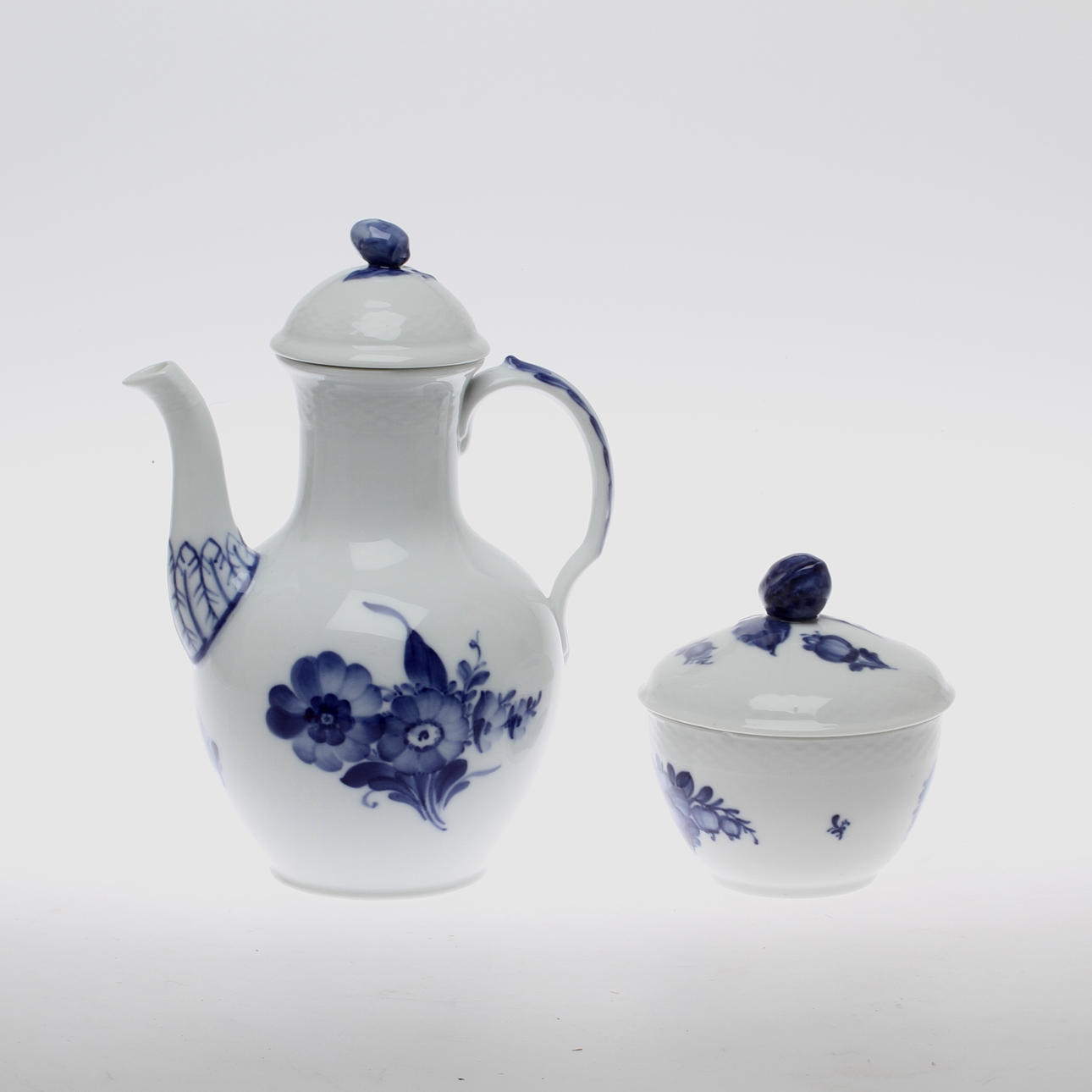 KAFFEKANNA samt SOCKERSKÅL, "Blå Blomst", Royal Copenhagen, Danmark.