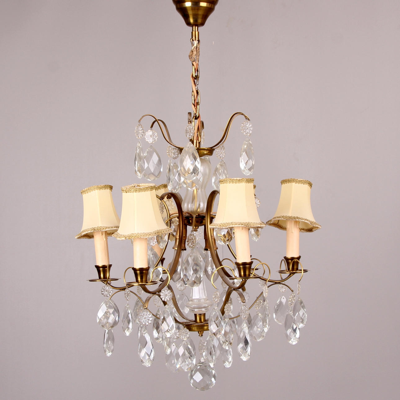 LJUSKRONA, mässing och prismor, rokokostil, 1900-tal.