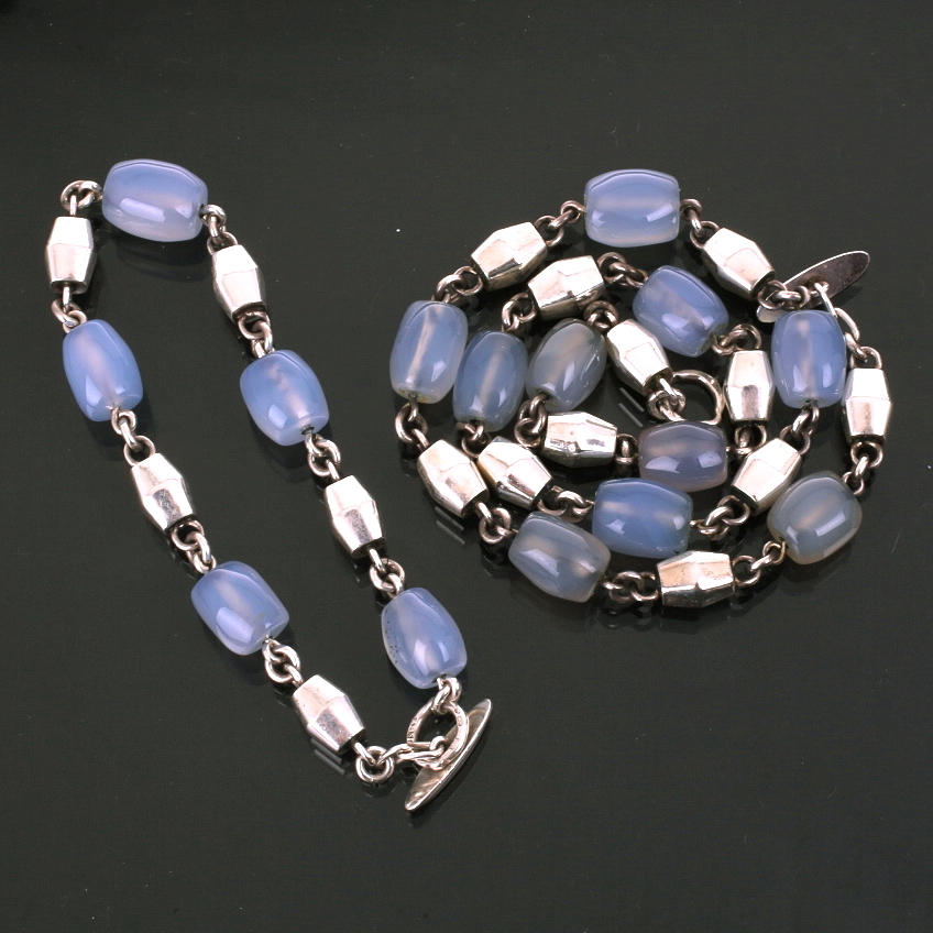 HALSBAND och ARMBAND, silver, med blå stenar.