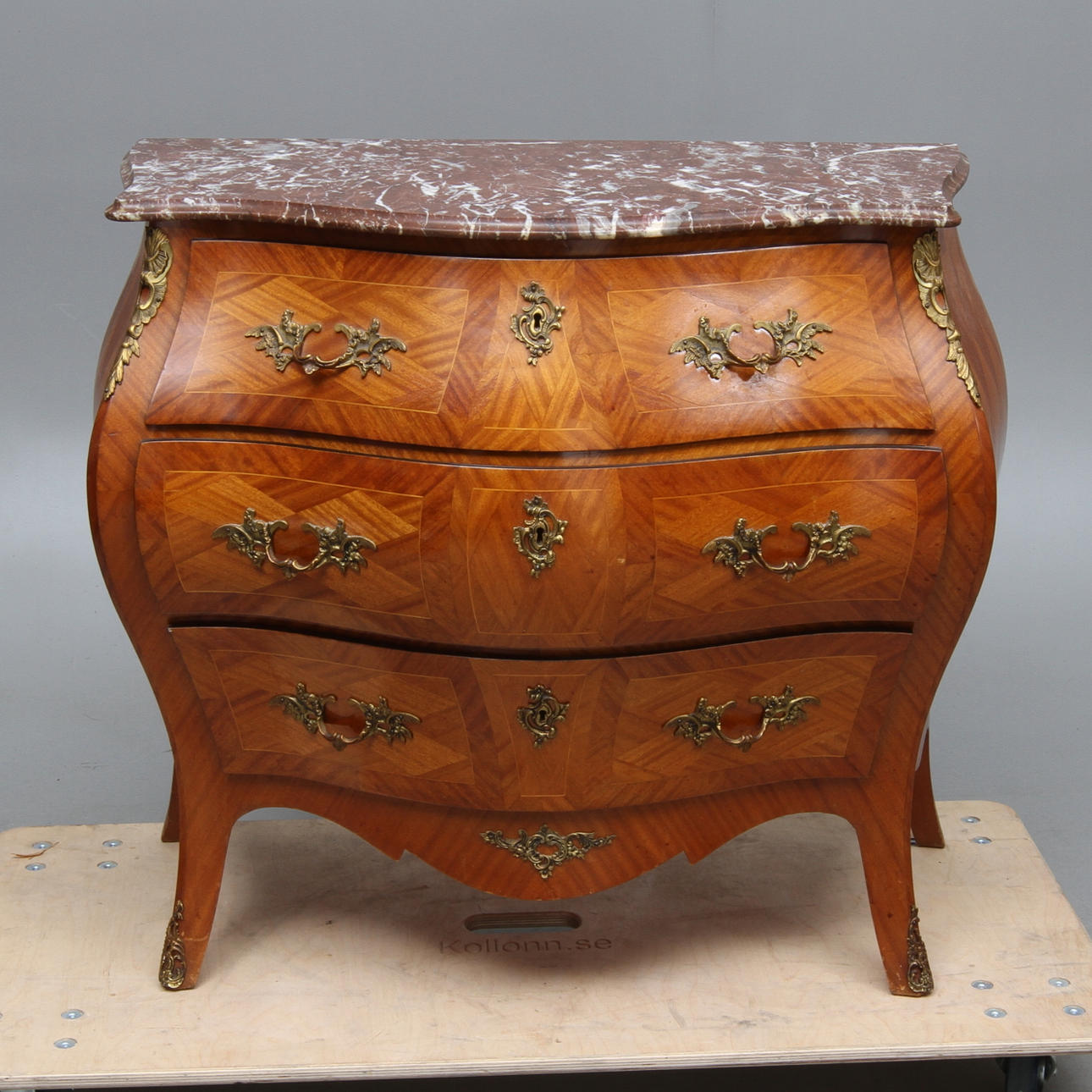 BYRÅ med stenskiva, rokokostil, 1900-tal.