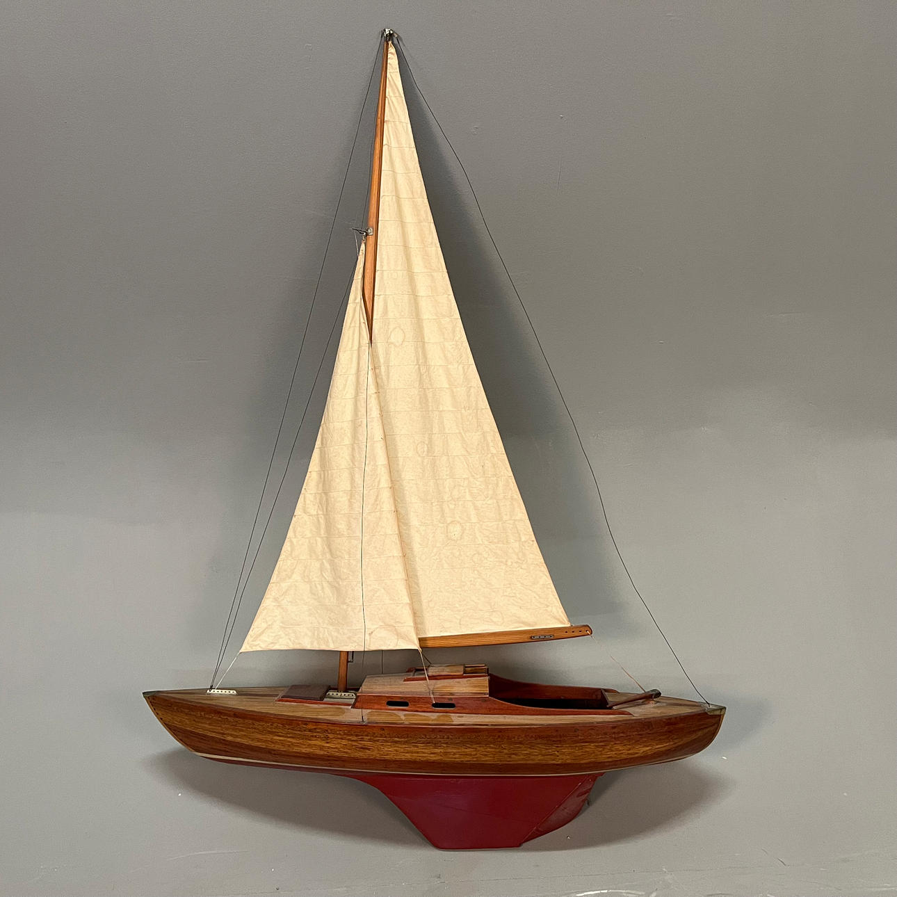 Ein Modellboot, Mahagoni, 20. Jahrhundert.