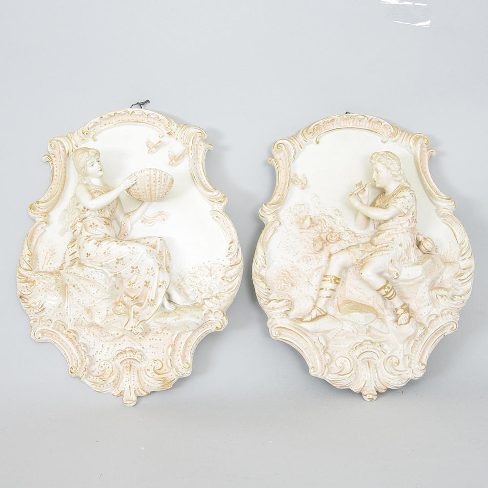 VÄGGRELIEFER, 1 par, biskviporslin, 1800/1900-tal.
