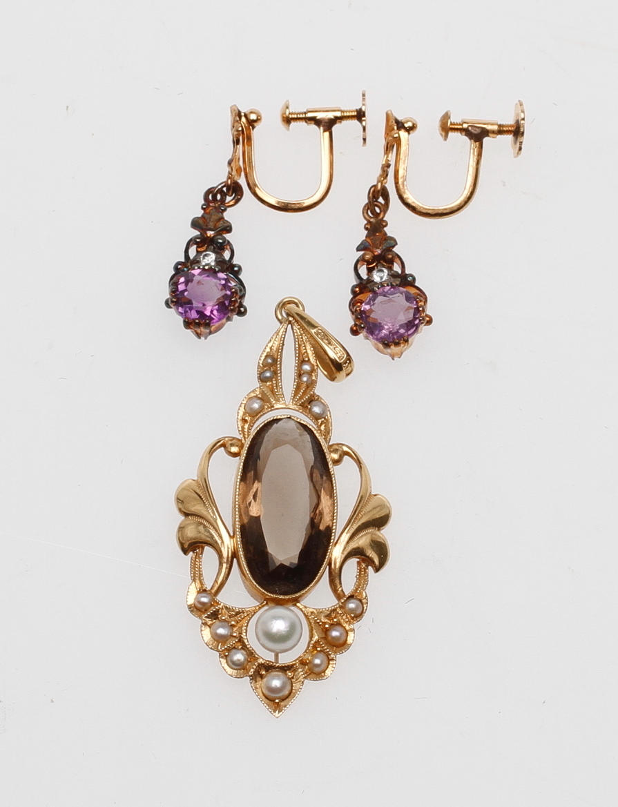 HÄNGE, 18k med stenar och pärlor samt ÖRHÄNGEN, ett par, silver och 18k guld, vikt ca 7,8 gram.
