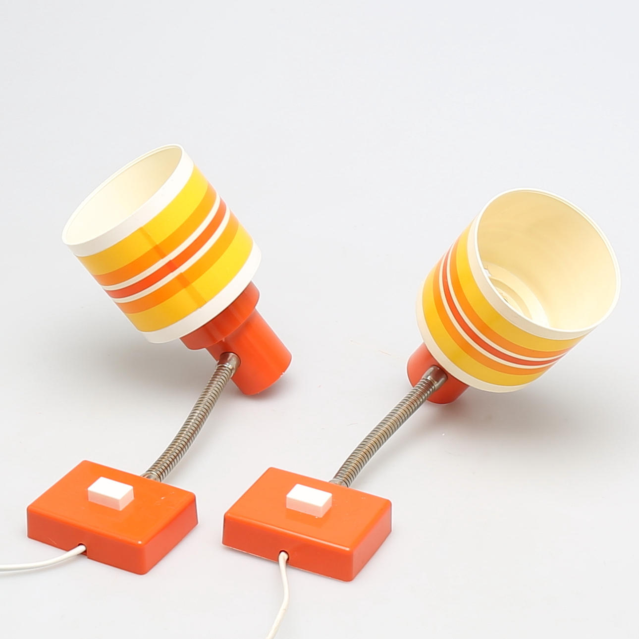 VÄGGLAMPOR i plast, 1 par, 1970-tal.