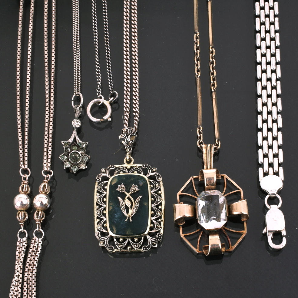 HALSBAND och HÄNGEN + ARMBAND, silver, totalvikt 68,3 gram.