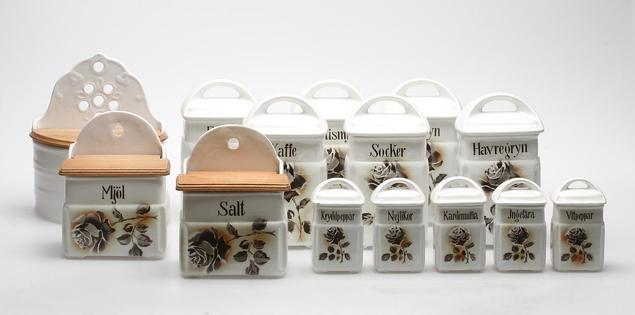 KRYDDUPPSATSDELAR, 14 delar, flintgods, 1900-talets mitt.