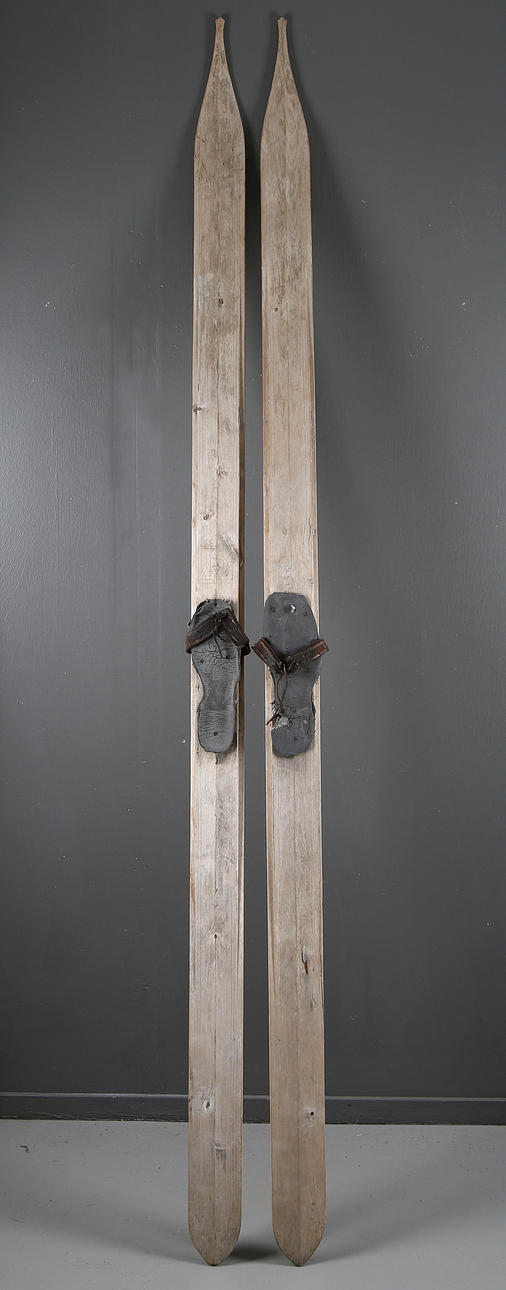 SKIDOR, 1 par, samiska, allmoge. 1800-tal.