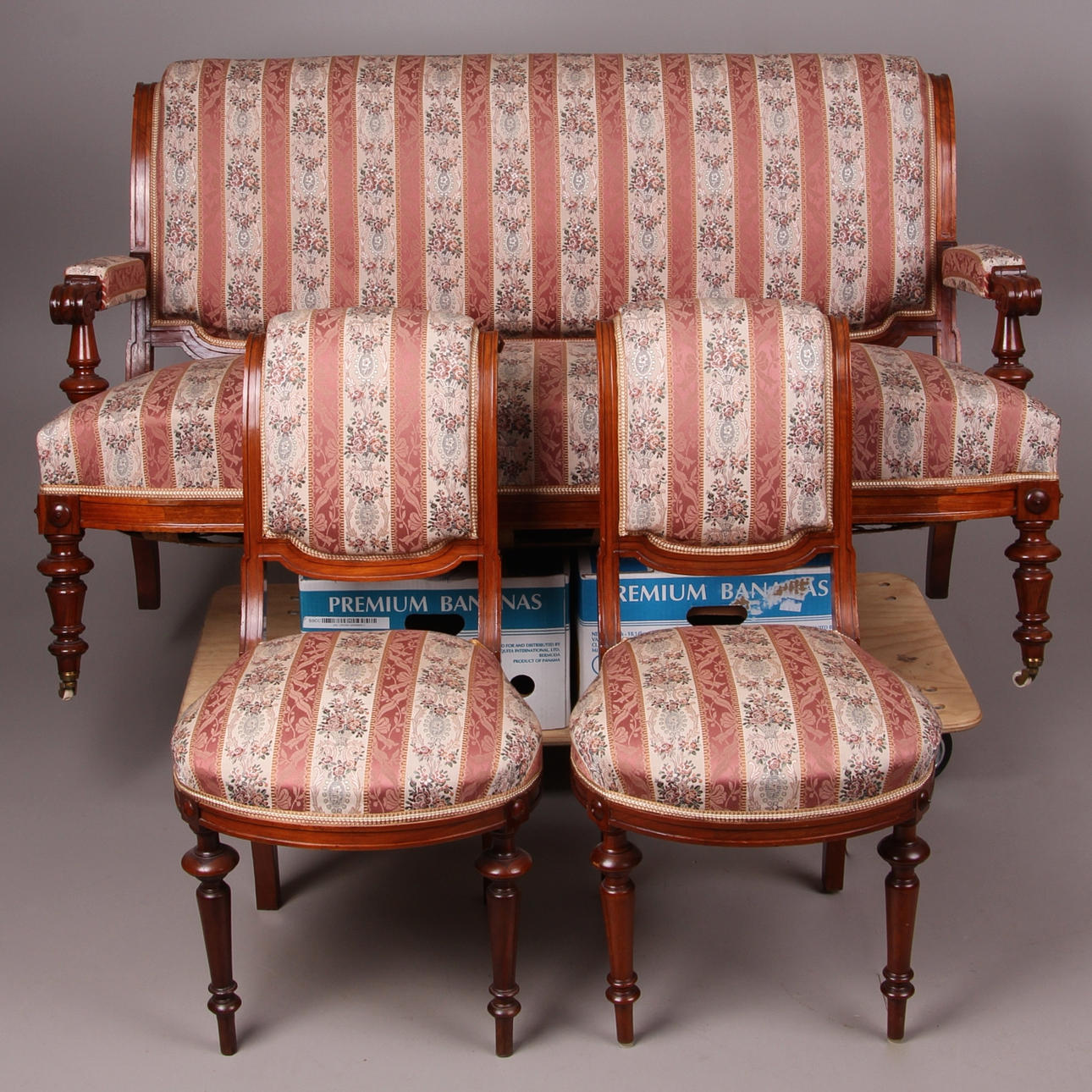 SOFFA, samt 2 stolar, nyrenässans, omkring sekelskiftet 1900.