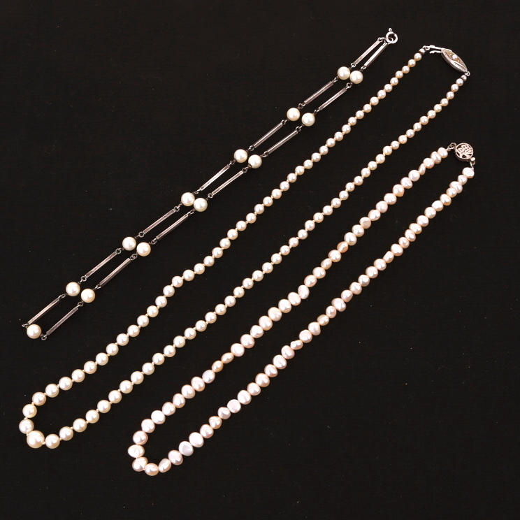 PÄRLHALSBAND, 3 st, odlade pärlor, barocka pärlor.