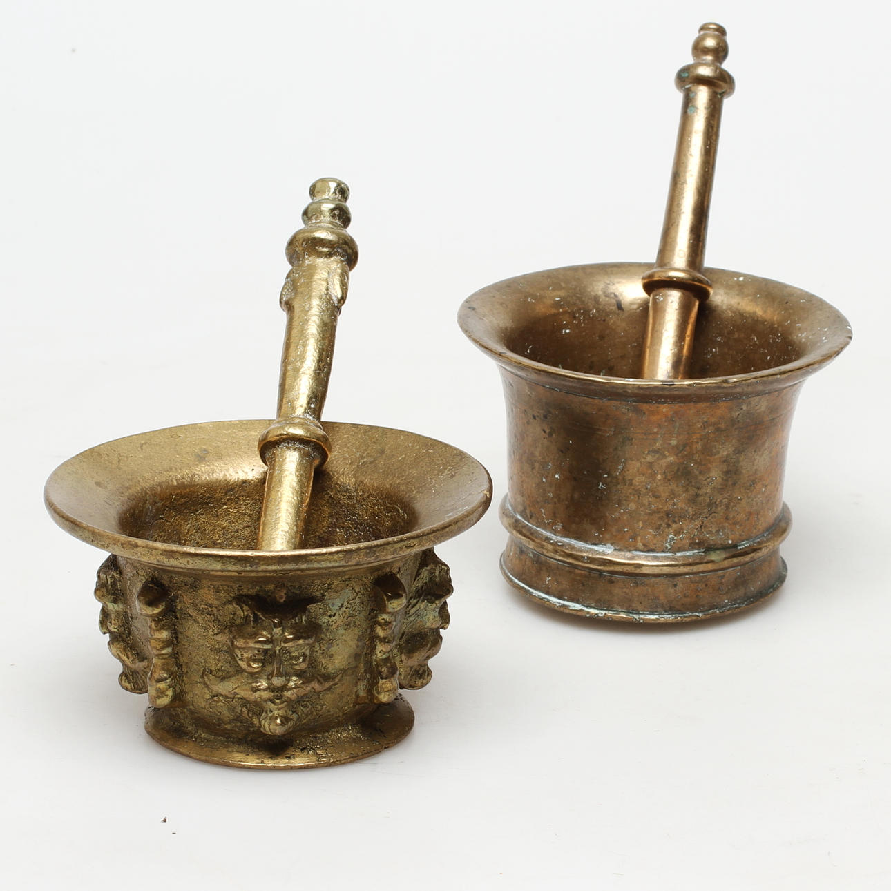 MORTLAR, 2 st, gulmetall.