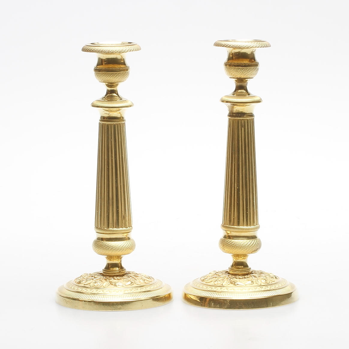 LJUSSTAKAR, ett par, mässing, omkring 1900.