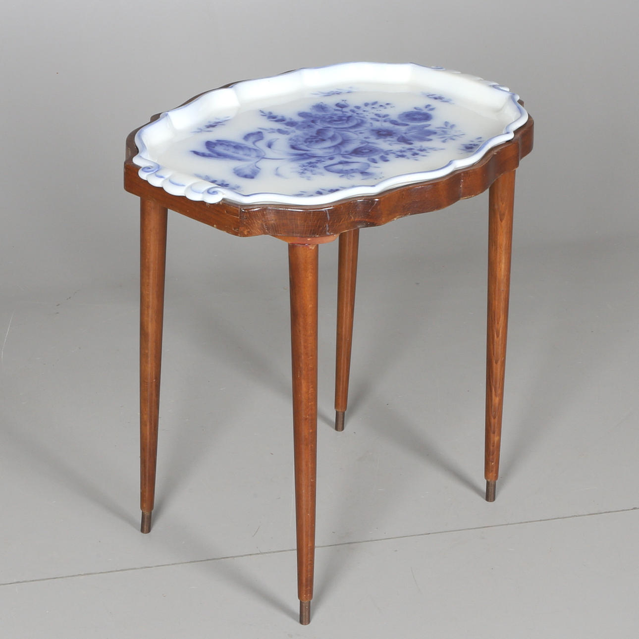 BRICKBORD, med tillhörande bricka, trä och flintgods, daterat 1952.