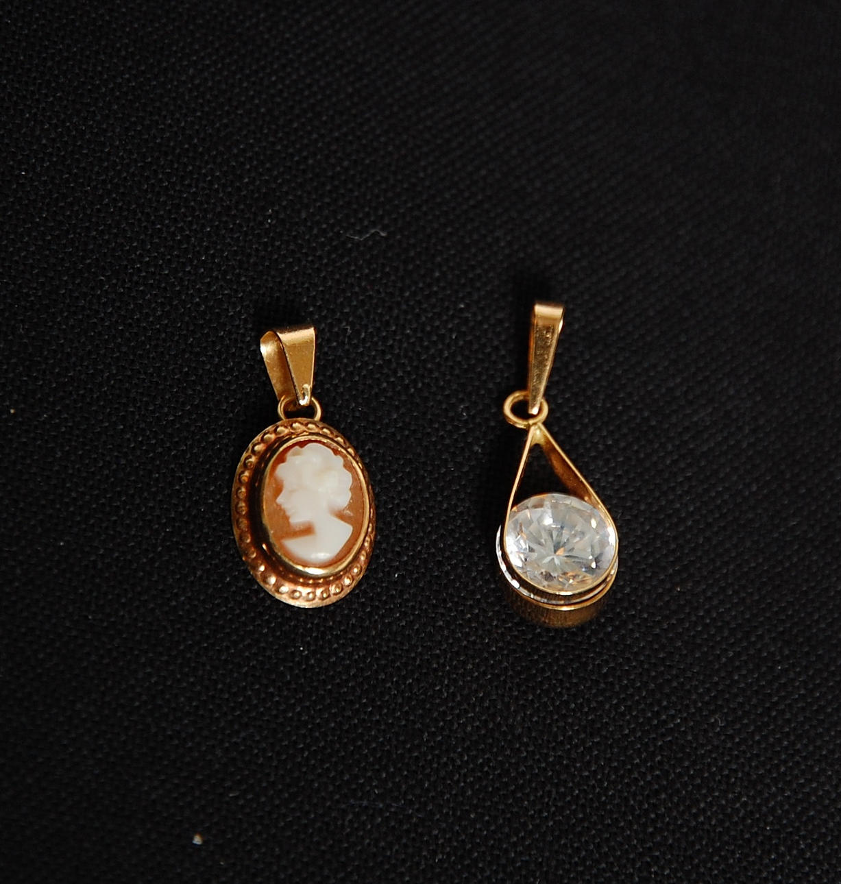 BERLOCKER, 2 st, 18 K guld.